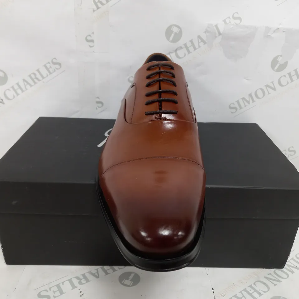 BOXED PAIR OF JOHN WHITE BROWN LONG TOE SUIT SHOES - SIZE 11