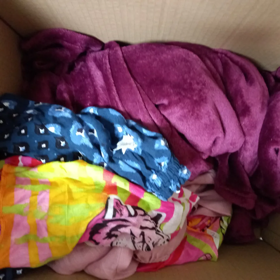 APPROXIMATELY 10 ASSORTED CLOTHING ITEMS IN VARIOUS SIZES TO INCLUDE SWEATERS, DRESSES, TROUSERS ETC.