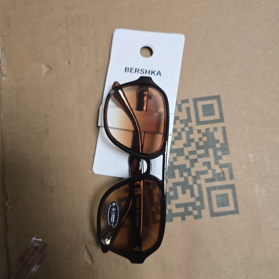 TOTE OF APPROXIMATELY 15 ASSORTED SUNGLASSES TO INCLUDE: BERKSHA SUNGLASSES