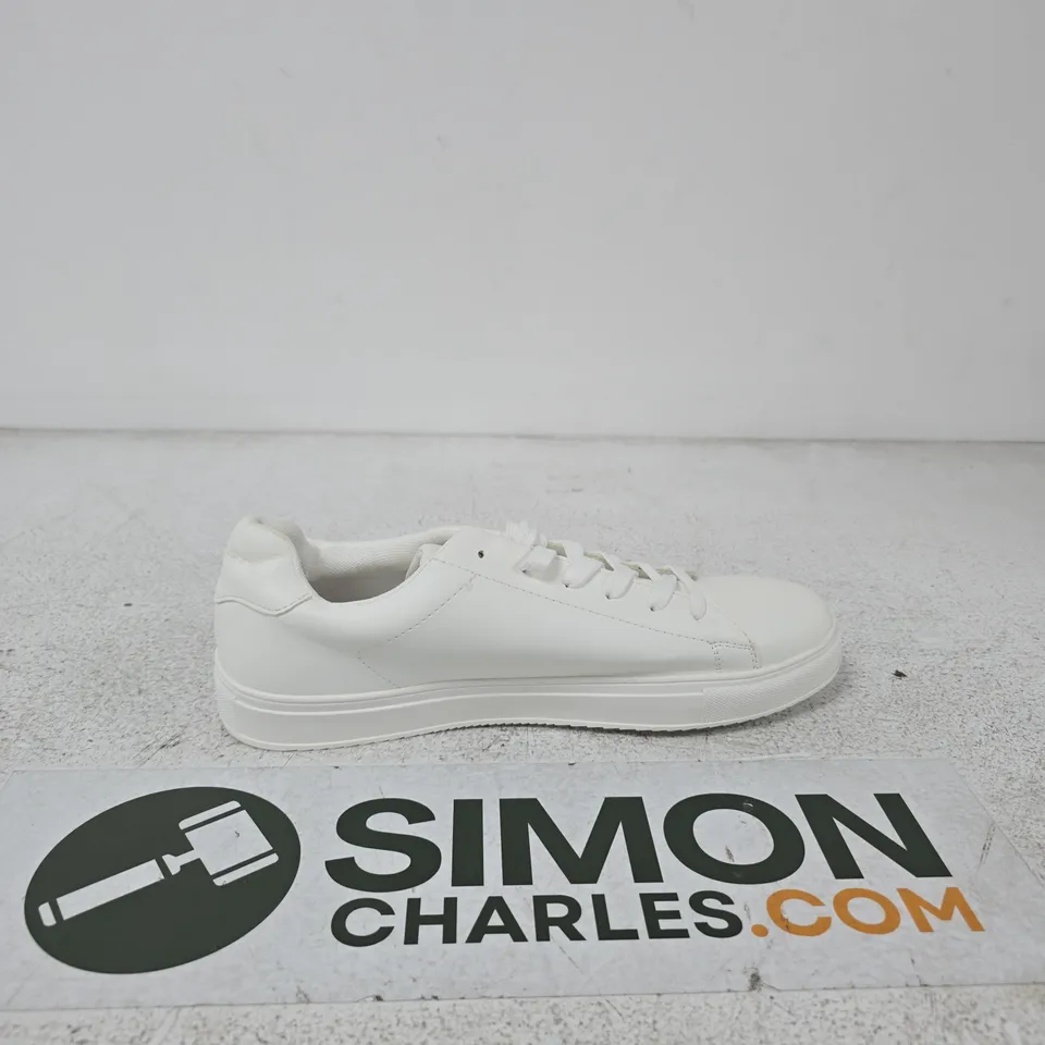THREADBARE WHITE LEATHER TRAINER – MEN'S CASUAL SNEAKER SIZE 9