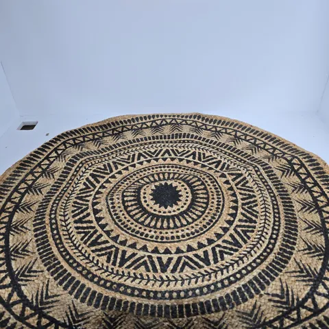 ROUND NATURAL FIBRE RUG WITH BLACK GEOMETRIC MOTIF
