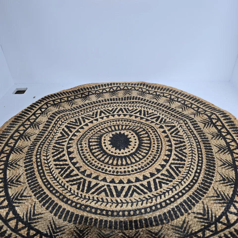 ROUND NATURAL FIBRE RUG WITH BLACK GEOMETRIC MOTIF