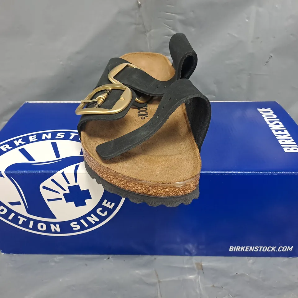 BOXED PAIR OF BIRKENSTOCK ARIZONA BIG BUCKLE SANDALS IN BLACK SIZE UK 7