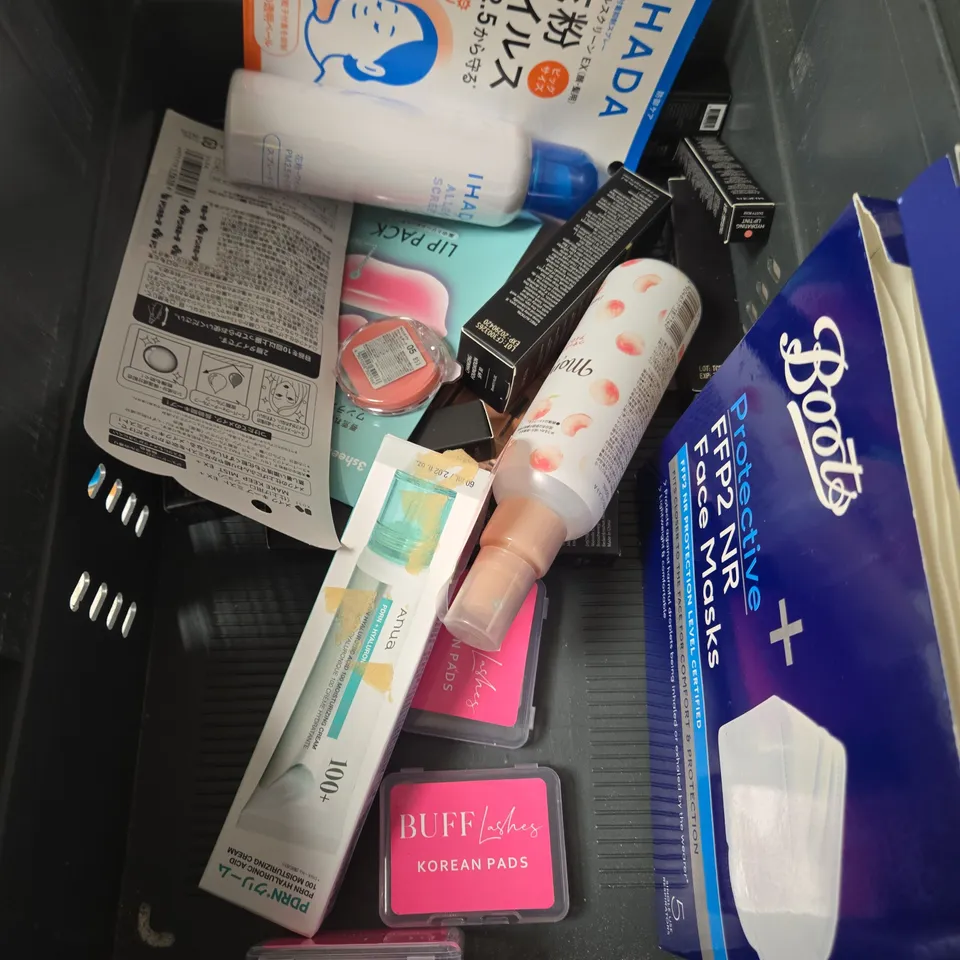 APPROXIMATELY 15 ASSORTED HEALTH & BEAUTY PRODUCTS TO INCLUDE MOUTHWASH, HAIR OIL, AIR DRY CREAM ETC 