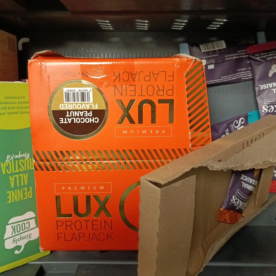 APPROXIMATELY 12 ASSORTED FOOD & DRINK ITEMS TO INCLUDE LINT LINDOR CHOCOLATE, RECIPE KITS, RHEAL MAGIC MATCHA, ETC - COLLECTION ONLY