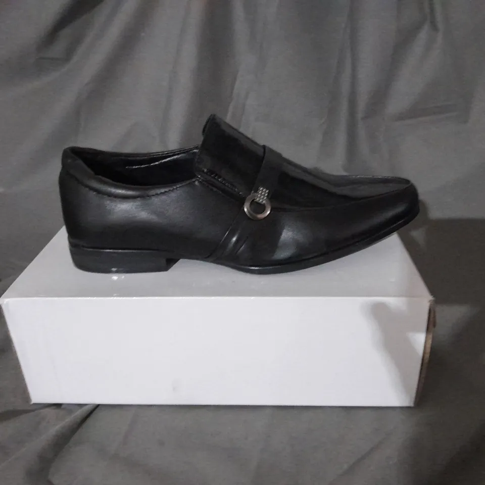 APPROXIMATELY 10 BOXED PAIRS OF BLACK LEATHER LOAFERS TO INCLUDE SIZE 7