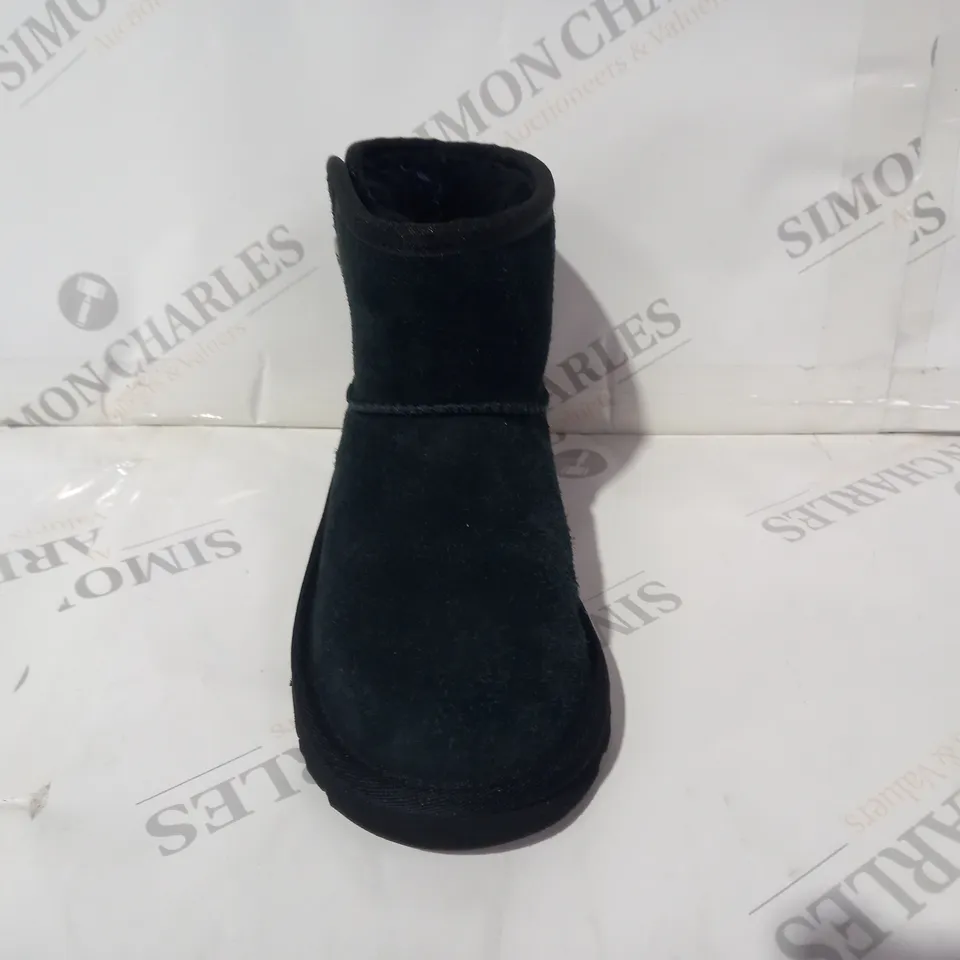 BOXED PAIR OF UGG KIDS SHOES IN BLACK UK SIZE 12