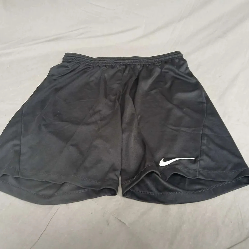 NIKE LOGO CASUAL SHORTS - SIZE M