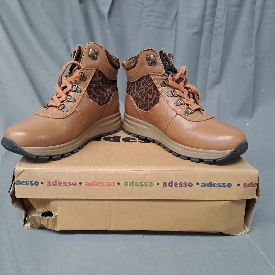 BOXED PAIR OF ADESSO BOOTS IN TAN/ANIMAL PRINT COLOUR SIZE 5