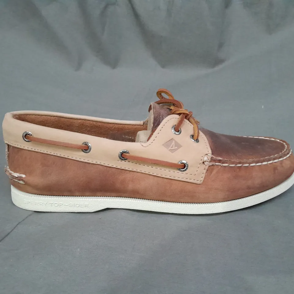 BOXED PAIR OF SPERRY OAT LOAFERS SIZE 9