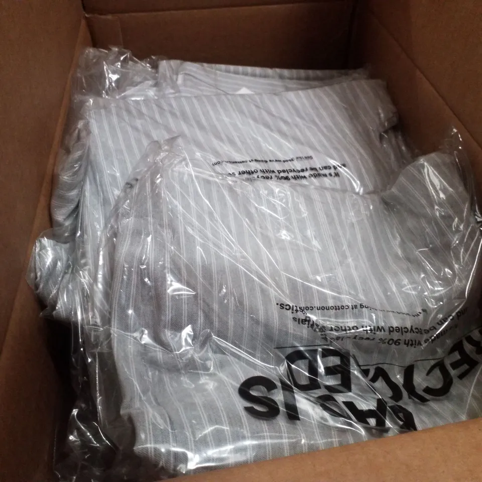 PALLET CONTAINING ASSORTED CLOTHING INCLUDING FITTED PANTS & GRAPHIC CREW SWEATERS