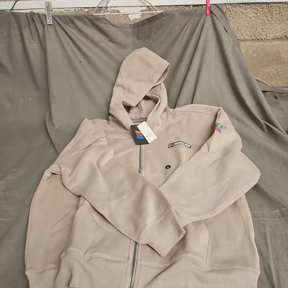 HOLLISTER NASCAR BOXY FIT HOODIE JACKET – BEIGE, MEDIUM