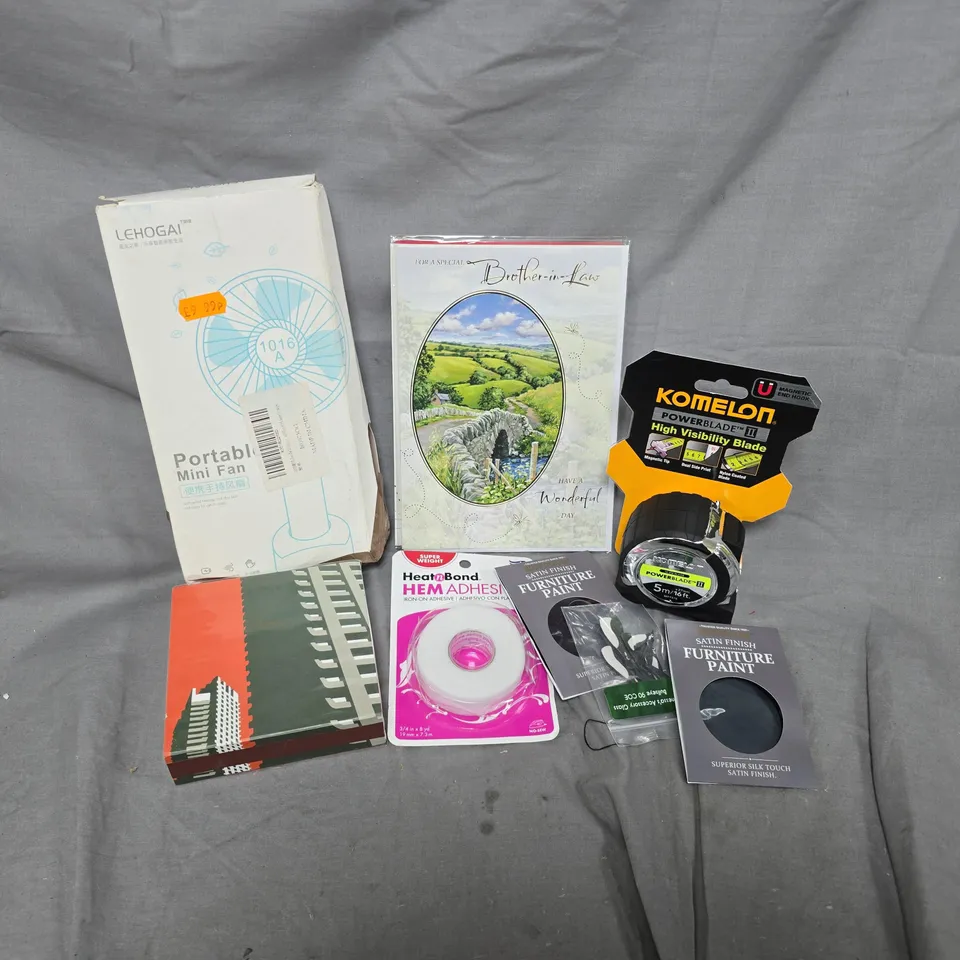 APPROXIMATELY 12 ASSORTED HOUSEHOLD ITEMS TO INCLUDE KOMELON POWERBLADE TAPE MEASURE, PORTABLE MINI FAN, FURNITURE PAINT, ETC