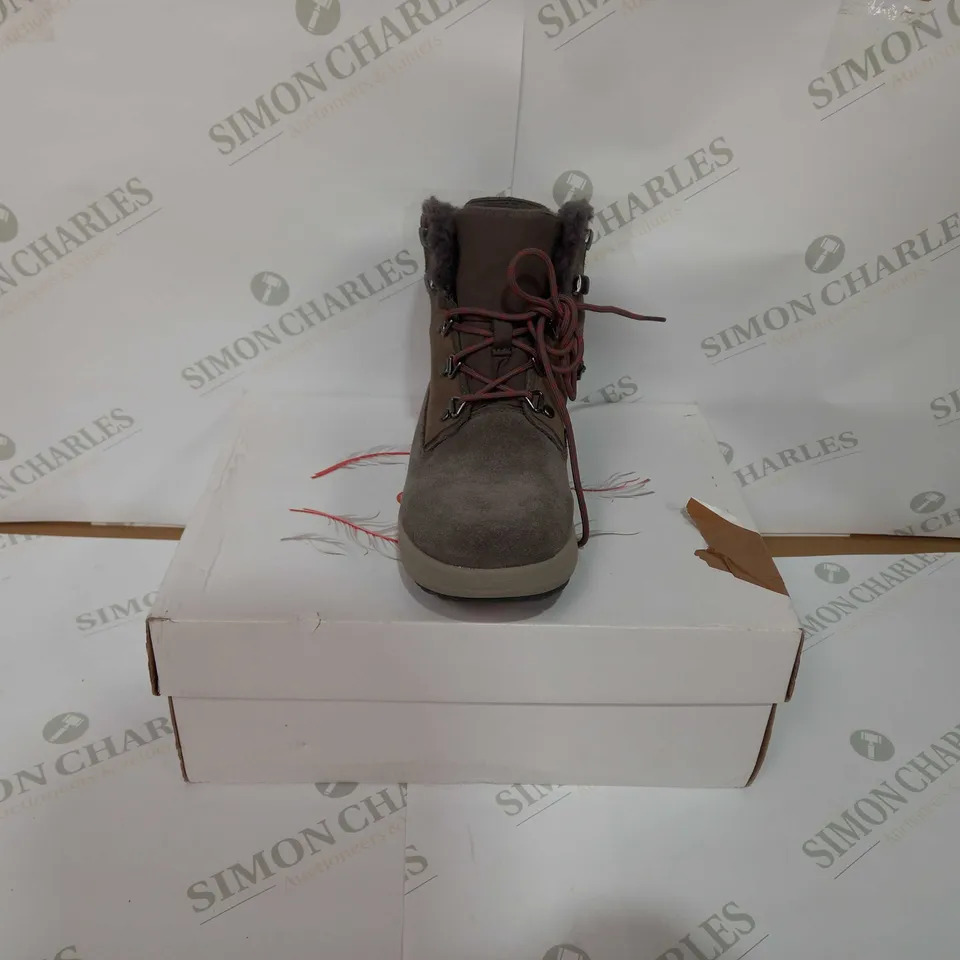 UNSTRUCTURED BY CLARKS UN ORBIT LACE - EU 37