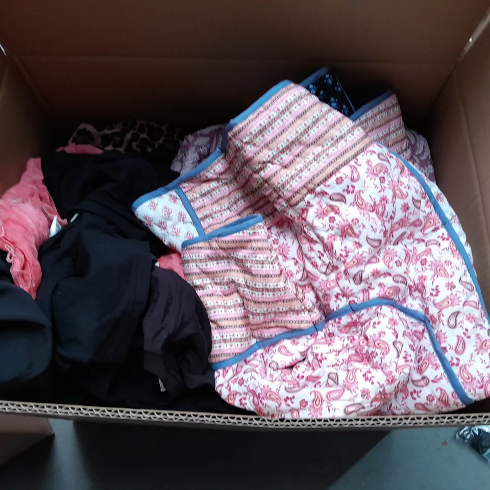 LARGE QUANTITY OF ASSORTED CLOTHING ITEMS TO INCLUDE MOTEL, PAPAYA AND M&S