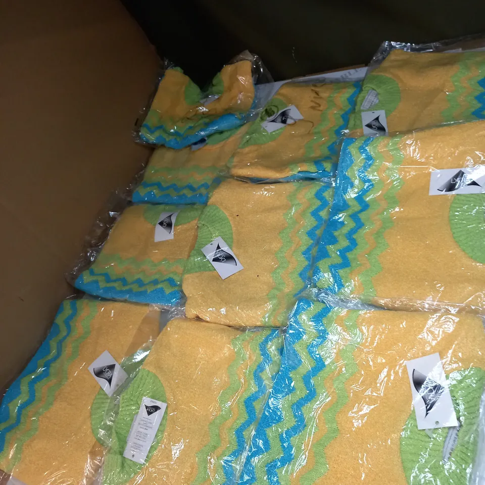 LOT OF APPROX 10 ASSORTED CLOTHING ITEMS IN VARIOUS SIZES