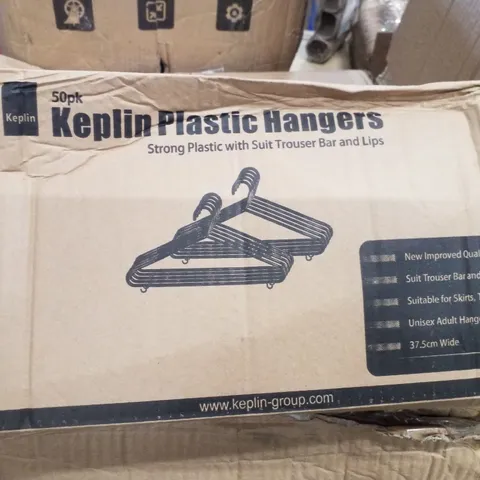 BOX CONTAINING 6 PACKS OF 50 KEPLIN PLASTIC HANGERS