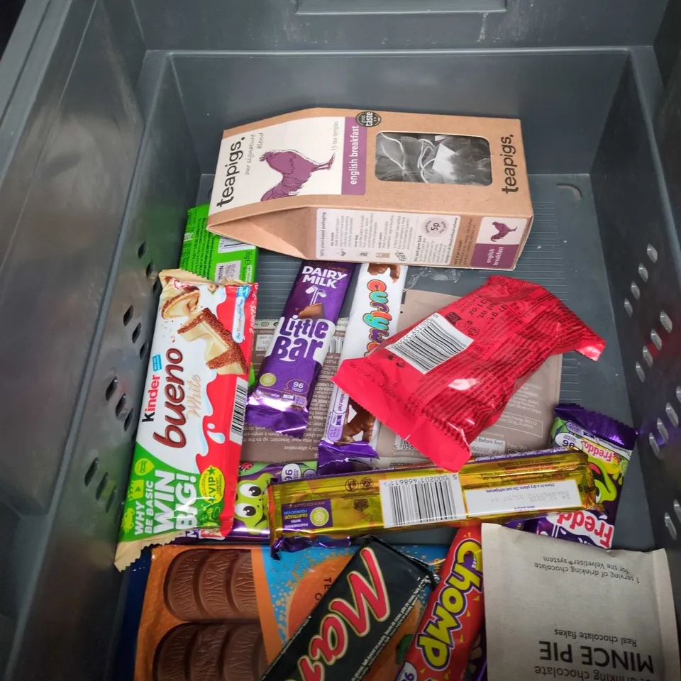 APPROXIMATELY 10 ASSORTED FOOD AND DRINK ITEMS TO INCLUDE YORKSHIRE TEA TEABAGS, KITKAT CHOCOLATES AND HOTEL CHOCOLAT CARAMEL FLAKES