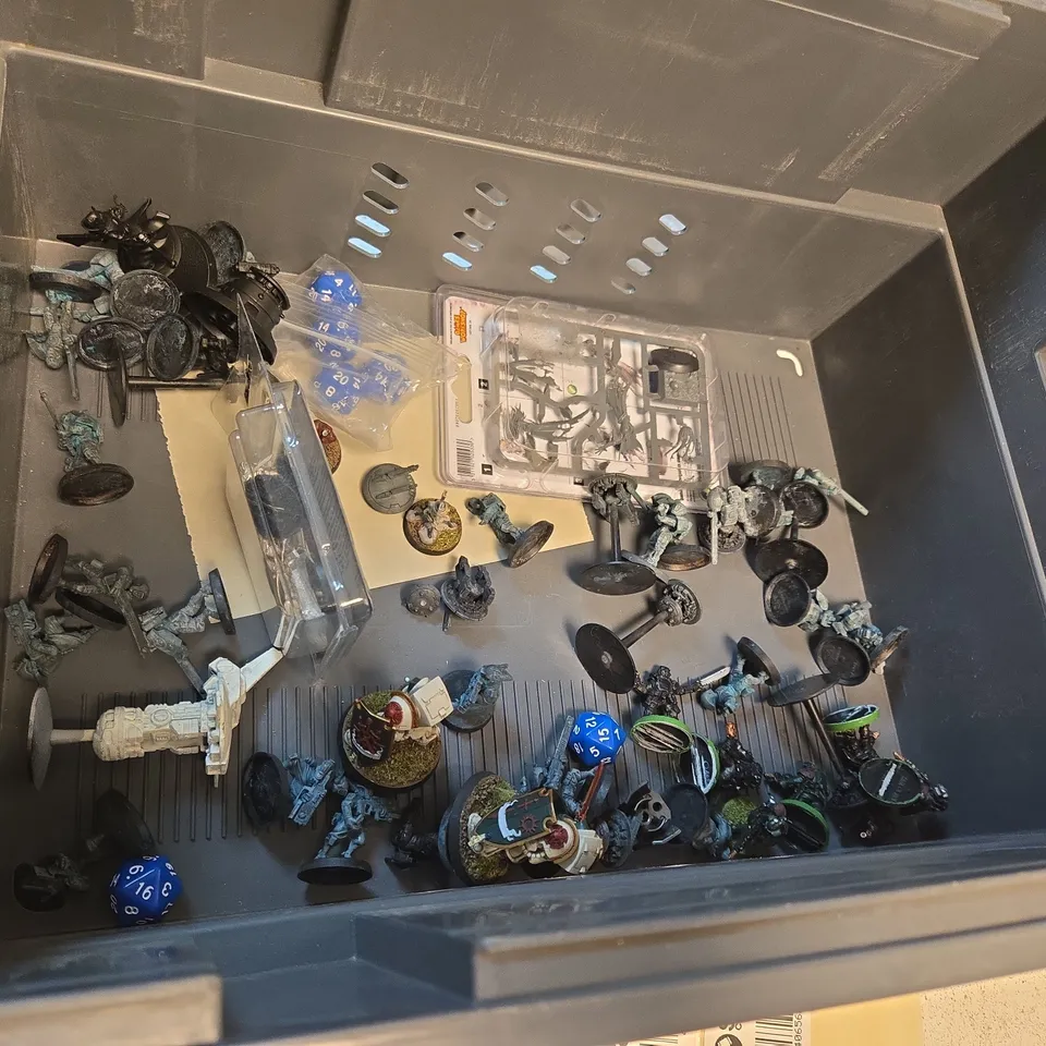 LARGE QUANTITY OF GAMES WORKSHOP AND SIMILAR STYLE PODUCTS