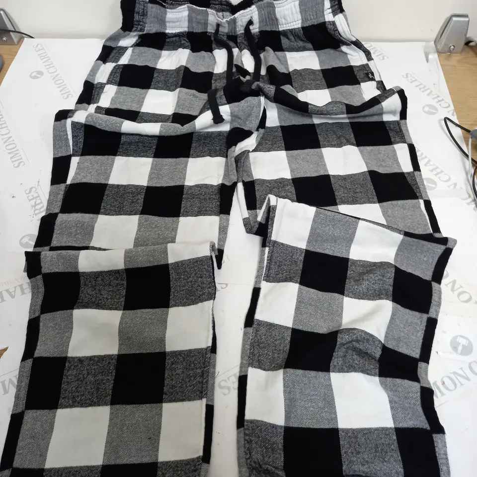 HOLLISTER CHEQUERED PANTS IN BLACK/WHITE - MEDIUM