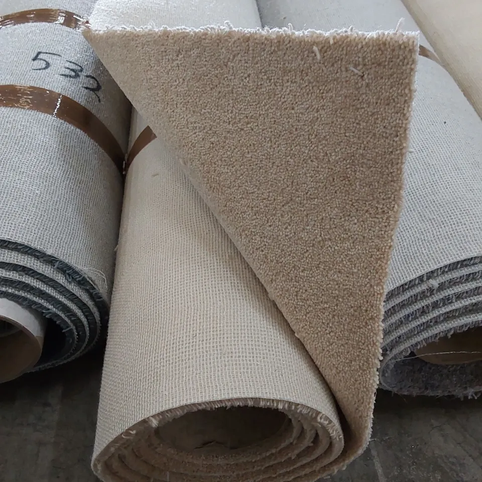 ROLL OF QUALITY DIMENSIONS DIM PLAINS CARPET // SIZE: APPROX. 5 X 2.56m