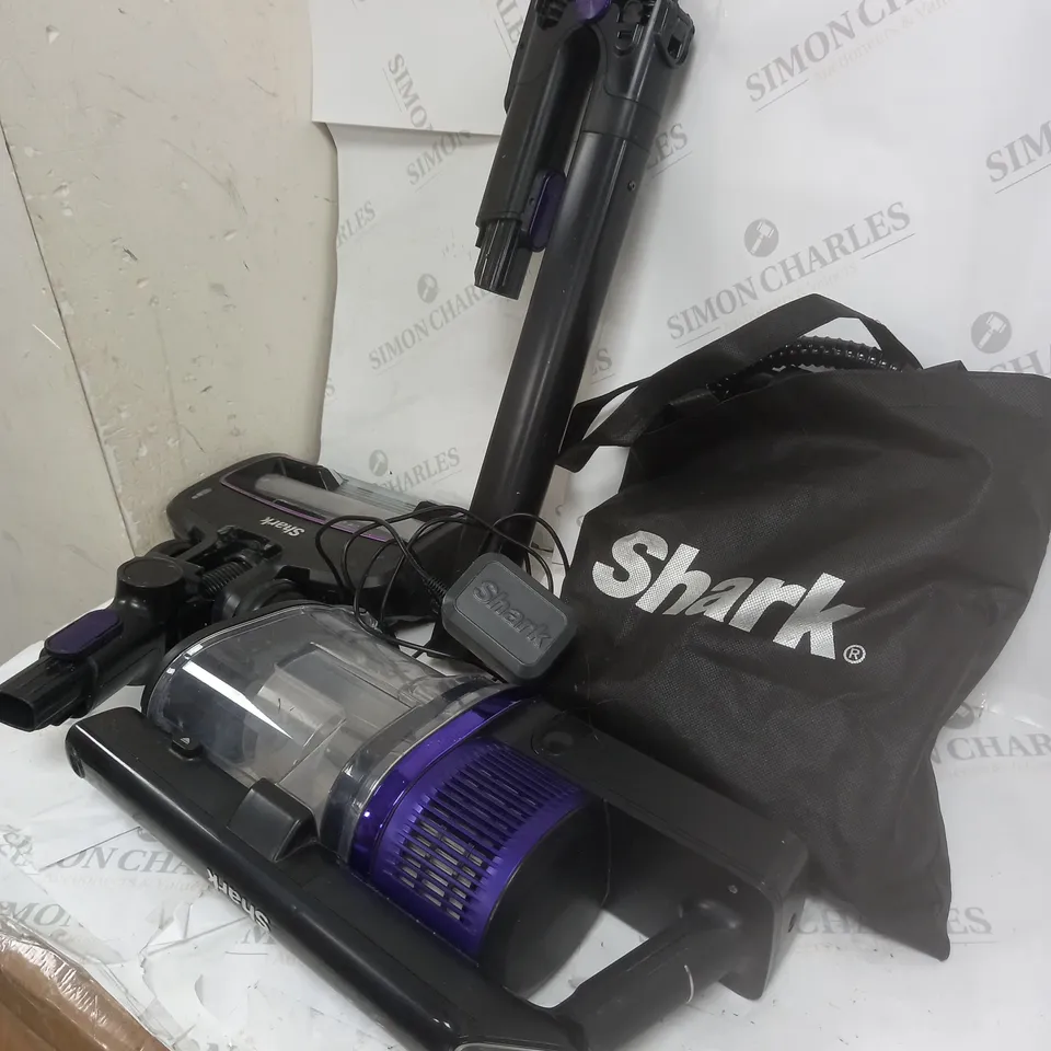 BOXED SHARK CORDLESS STICK VACUUM IZ390UKTQ