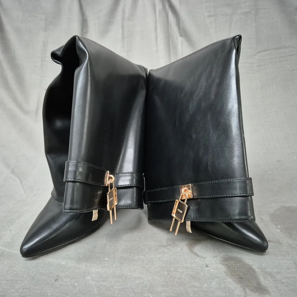 BOXED PAIR OF DESIGNER POINTED TOE BLOCK HEEL KNEE-HIGH BOOTS IN BLACK EU SIZE 40