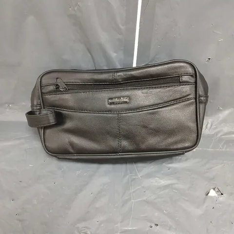 WOODLAND LEATHERS WASHBAG IN BLACK