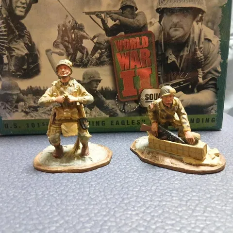 WORLD WAR II SQUADS U.S. 101ST SCREAMING EAGLES D-DAY LANDING – TWO HAND-PAINTED FIGURES (ERTL COLLECTIBLES)