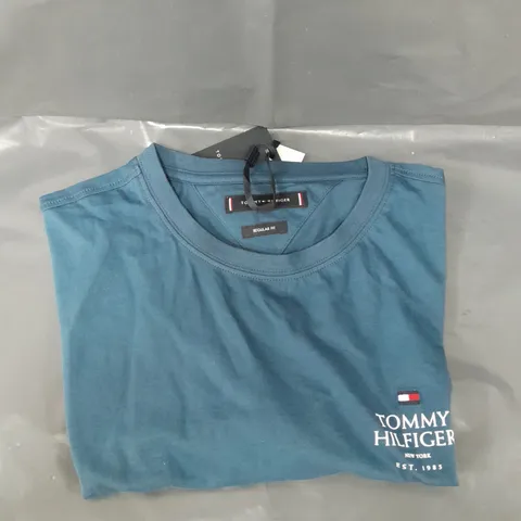 TOMMY HILFIGER STACKED LOGO T-SHIRT IN BLUE - M