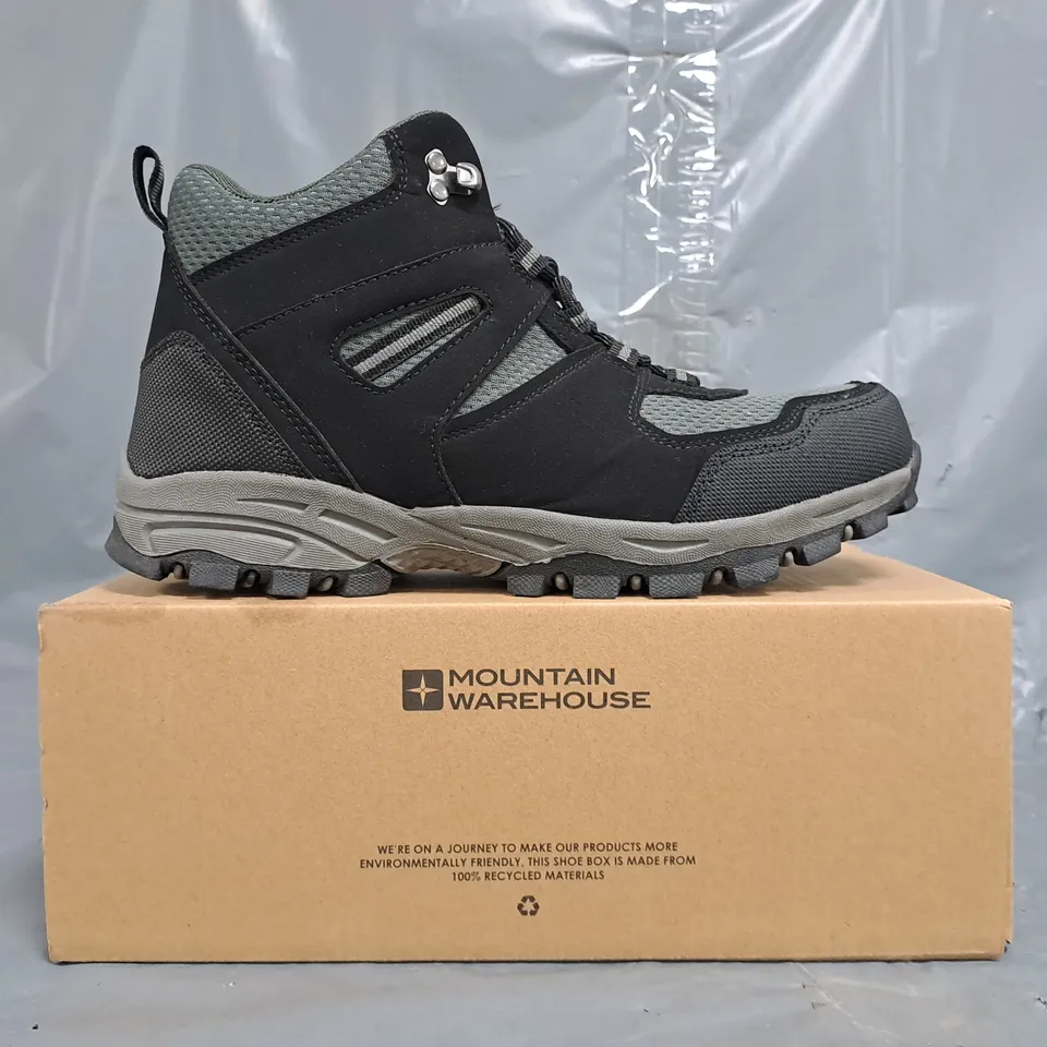BOXED PAIR OF MOUNTAIN WAREHOUSE MCLEOD WOMEN'S WIDE FIT OUTDOOR WALKING BOOTS IN BLACK SIZE UK 6