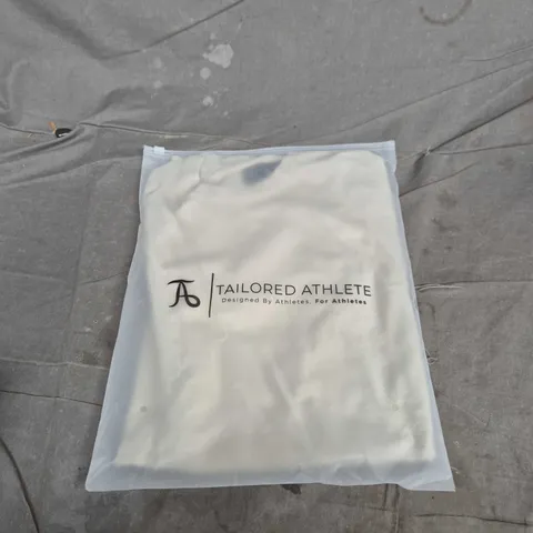 TAILORED ATHLETE FINE GAUGE KNITTED T-SHIRT IN LINEN – SIZE M