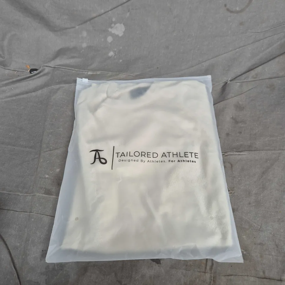 TAILORED ATHLETE FINE GAUGE KNITTED T-SHIRT IN LINEN – SIZE M