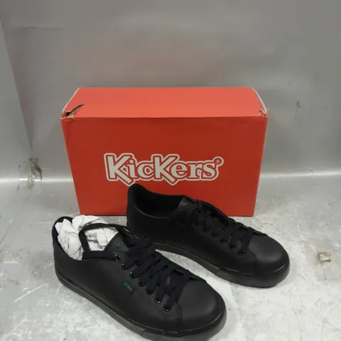 BOXED PAIR OF KICKERS TOVNI LACER LEATHER BLACK SIZE 39