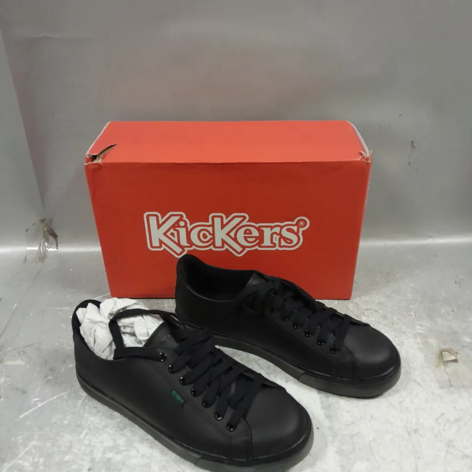 BOXED PAIR OF KICKERS TOVNI LACER LEATHER BLACK SIZE 39 