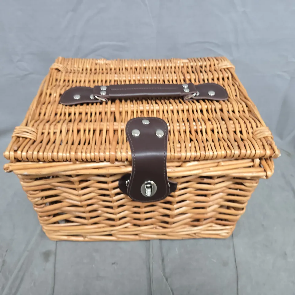 WICKER PICNIC BASKET WITH LID AND LEATHER LATCH
