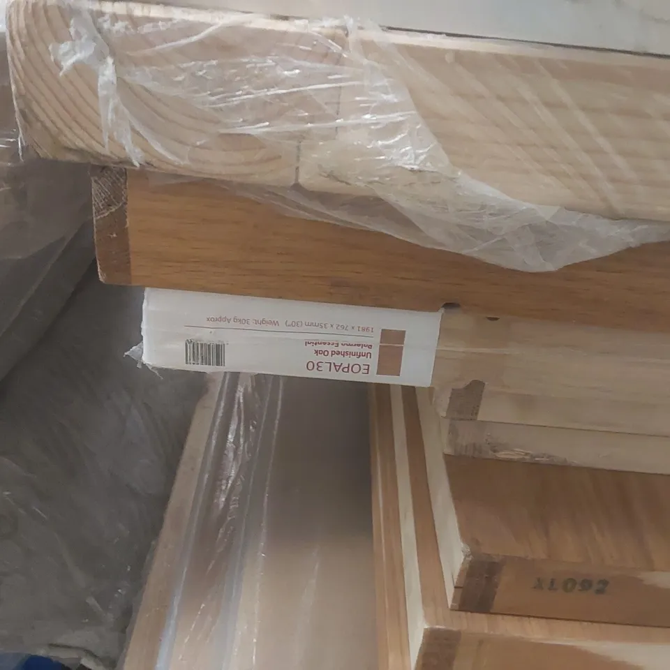 PALLET CONTAINING A VERY LARGE QUANTITY OF ASSORTED WOODEN INTERNAL DOORS