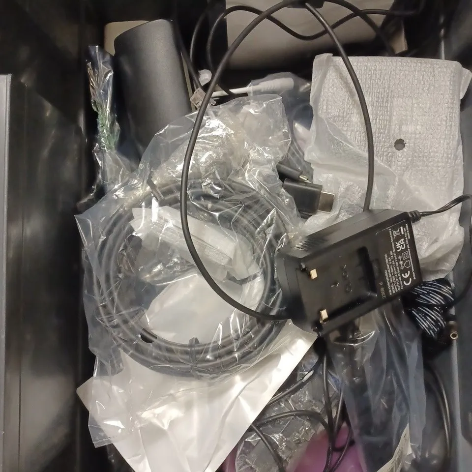 BOX OF ASSORTED ELECTRICAL ITEMS TO INCLUDE VARIOUS PLUGS AND WIRES SUCH AS USB-C POWER ADAPTER, SAMSUNG CHARGER, TEYASI POWER CHARGER, ETC. 