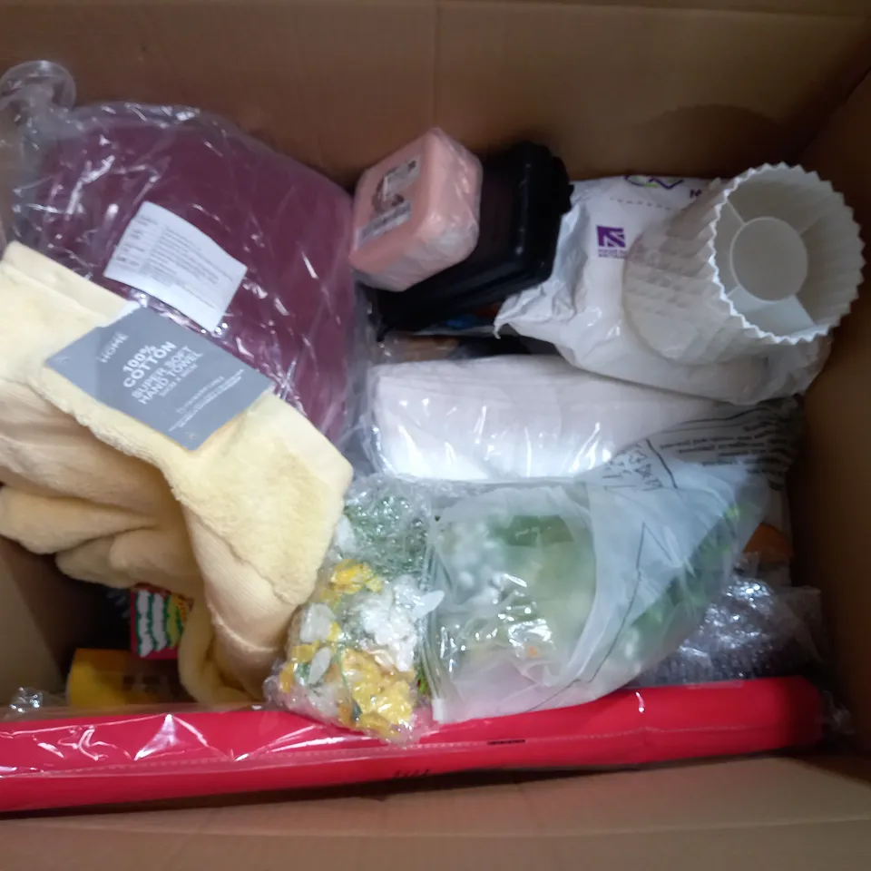 BOX OF APPROXIMATELY 13 ASSORTED ITEMS TO INCLUDE - MR SIGA HEAVY DUTY SCRUB SPONGE - BATH TOWEL - FLAWLESS EDGELESS TOWEL ECT