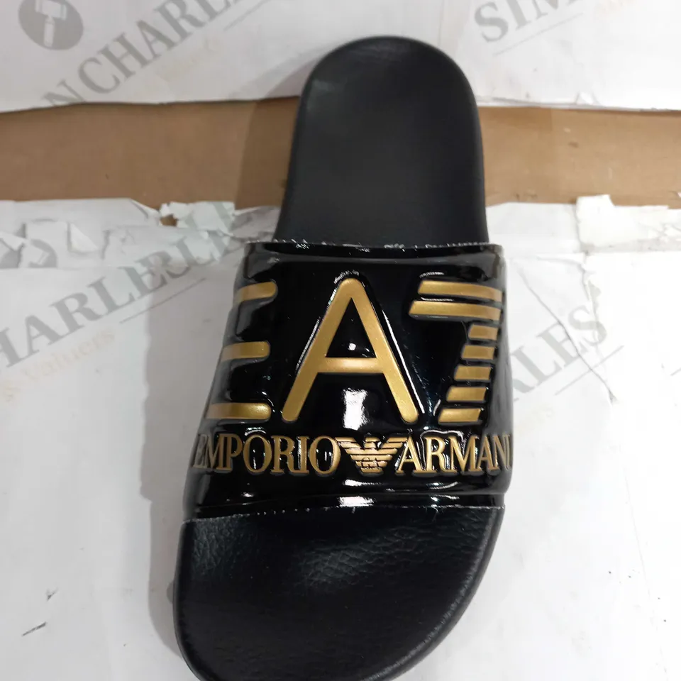 EA7 EMPORIO ARMANI LOGO SLIDERS, BLACK PATENT / GOLD - SIZE 5