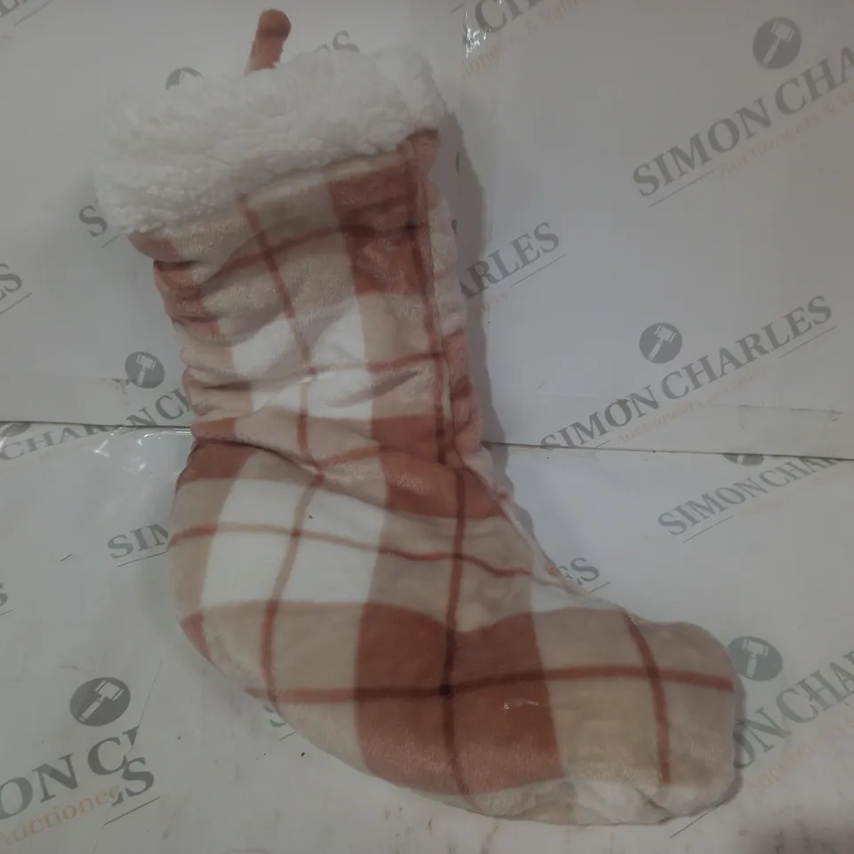 APPROXIMATELY 5 ASSORTED HOUSEHOLD ITEMS TO INCLUDE AEROPILATES TENSION CORD IN YELLOW, COZEE HOME CHRISTMAS FLUFFY STOCKINGS, COOK'S ESSENTIALS VERTICAL MANDOLINE, ETC - COLLECTION ONLY