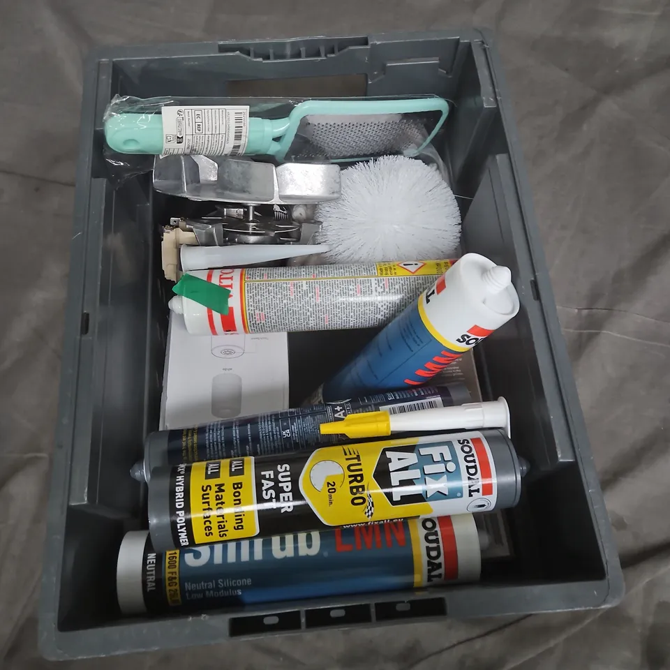 APPROXIMATELY 10 ASSORTED HOUSEHOLD ITEMS TO INCLUDE PORTABLE WHITE NOISE MACHINE,SILIRUB, VACUUM FLASK , ETC 