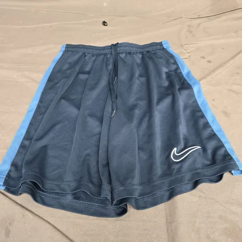 NIKE DRI-FIT CASUAL SHORTS - SIZE M