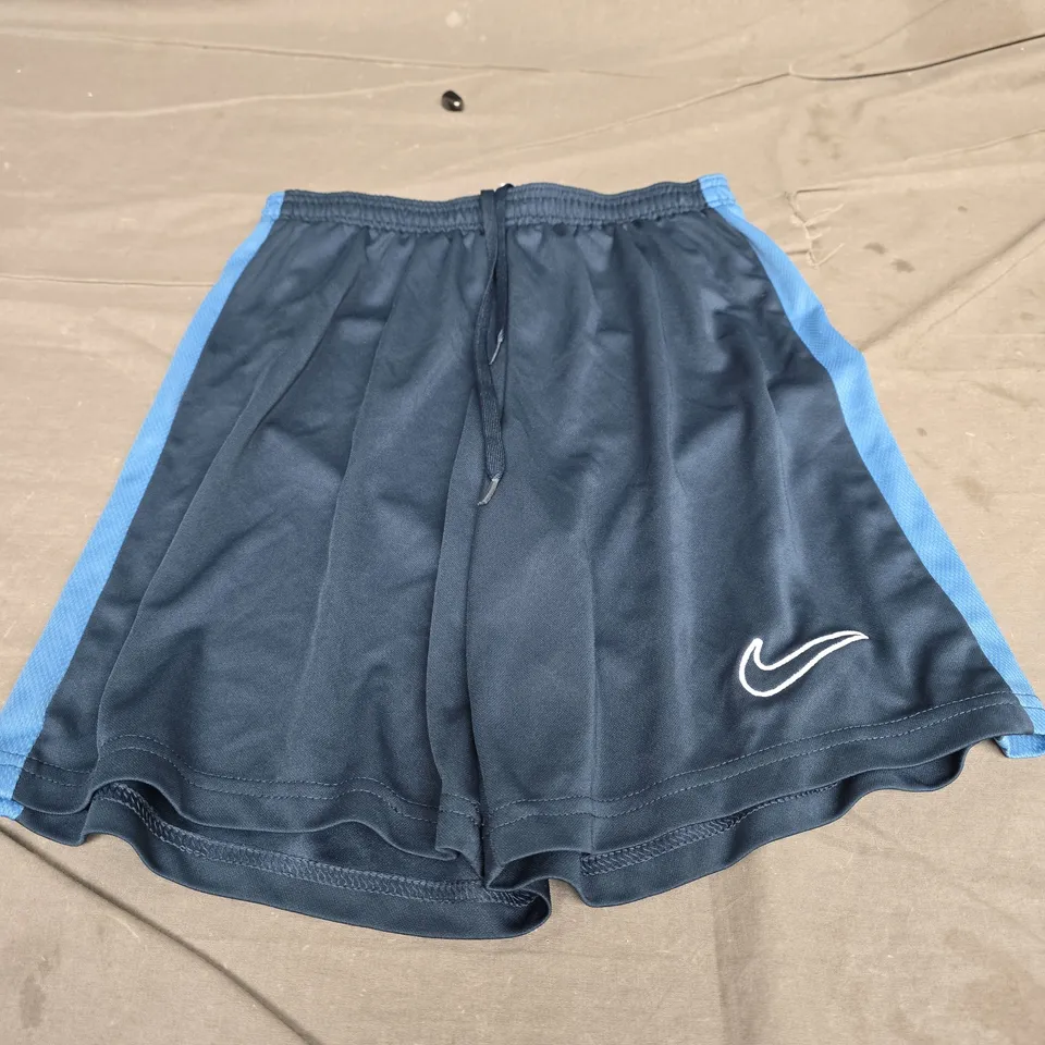 NIKE DRI-FIT CASUAL SHORTS - SIZE M