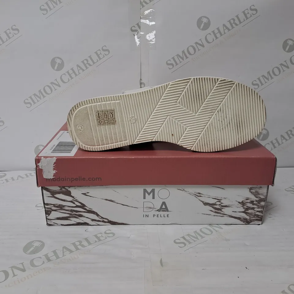 BOXED PAIR OF MODA IN PELLE OLANNA SANDALS IN WHITE SIZE 5