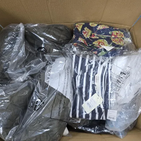 APPROXIMATELY 30 ASSORTED CLOTHING ITEMS IN VARIOUS SIZES, STYLES & COLOURS TO INCLUDE BRANDS SUCH AS CHARLOTTE WEST, SUGAR CRISP, ARCTIC STORM, ETC - COLLECTION ONLY