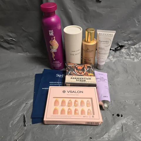 APPROXIMATEY 20 ASSORTED HEALTH AND BEAUTY PRODUCTS TO INCLUDE - GIVE ME BLONDE SHOT - TAN-LUXE THE BODY ILLUMINATING DROPS - DR SQUATCH SOAP - ETC