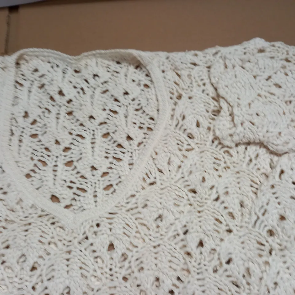 LOT OF APPROXIMATELY 16 V-NECK CROCHET PULL JUMPERS - SIZE UNSPECIFIED