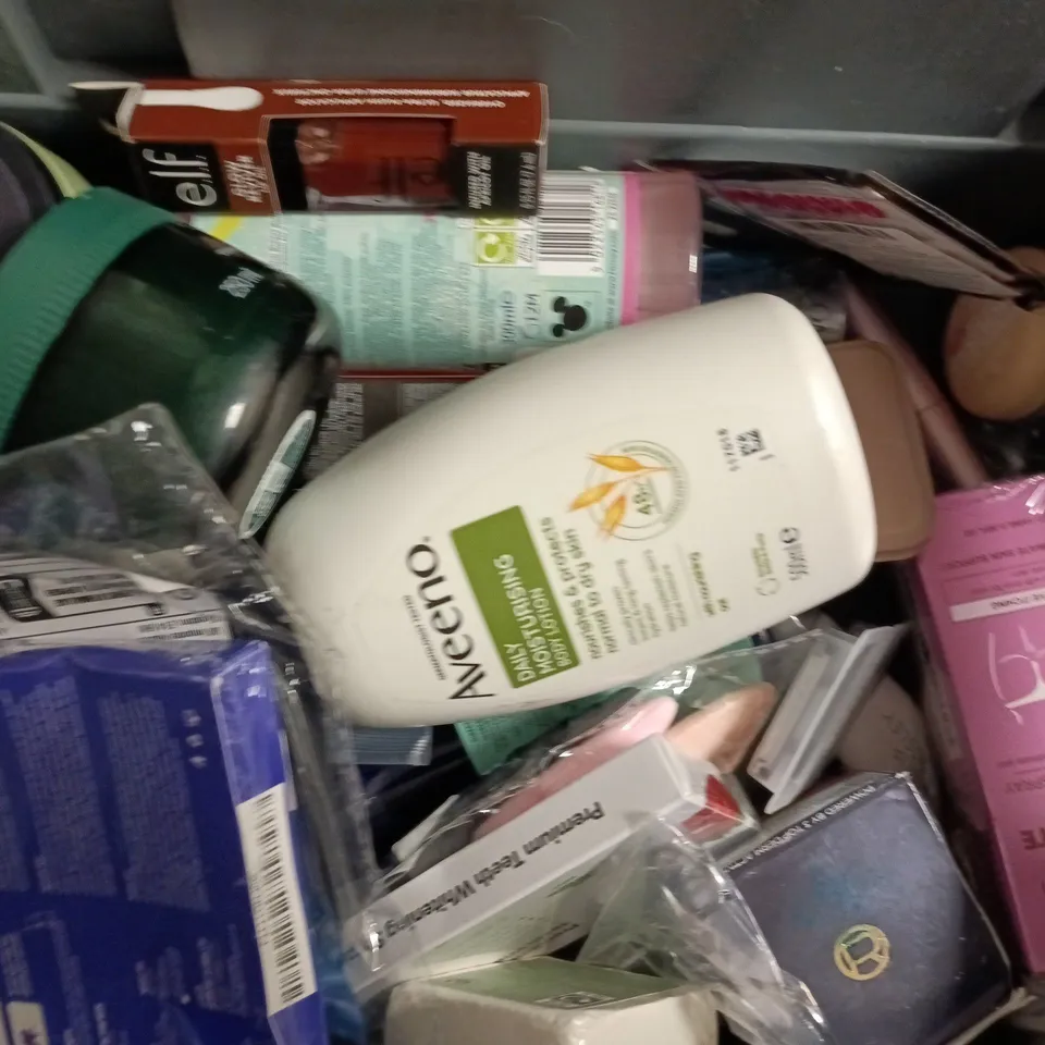 APPROXIMATELY 20 ASSORTED COSMETIC ITEMS TO INCLUDE AVEENO, BSSET, ETC - COLLECTION ONLY