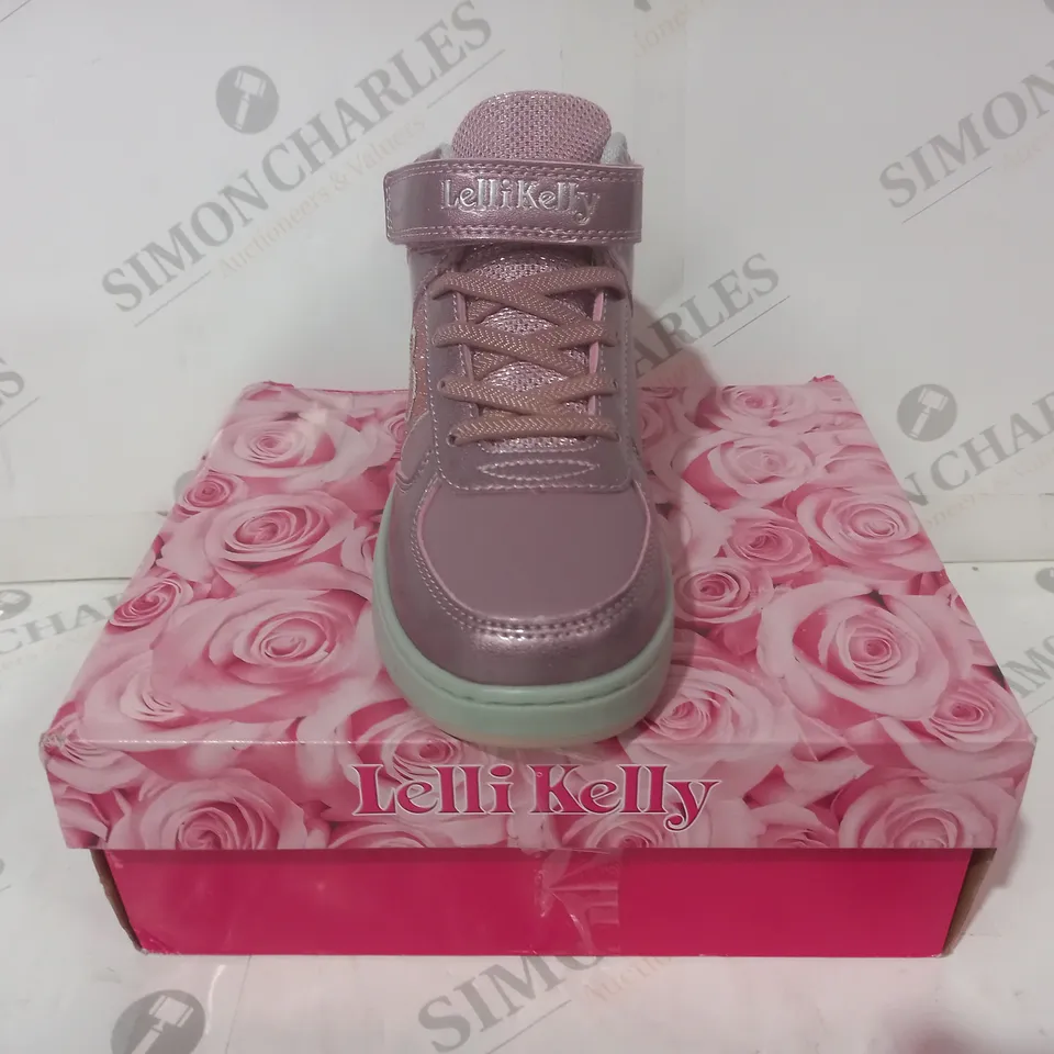 BOXED PAIR OF LELLI KELLY SHOES IN PINK W. GLITTER EFFECT EU SIZE 32